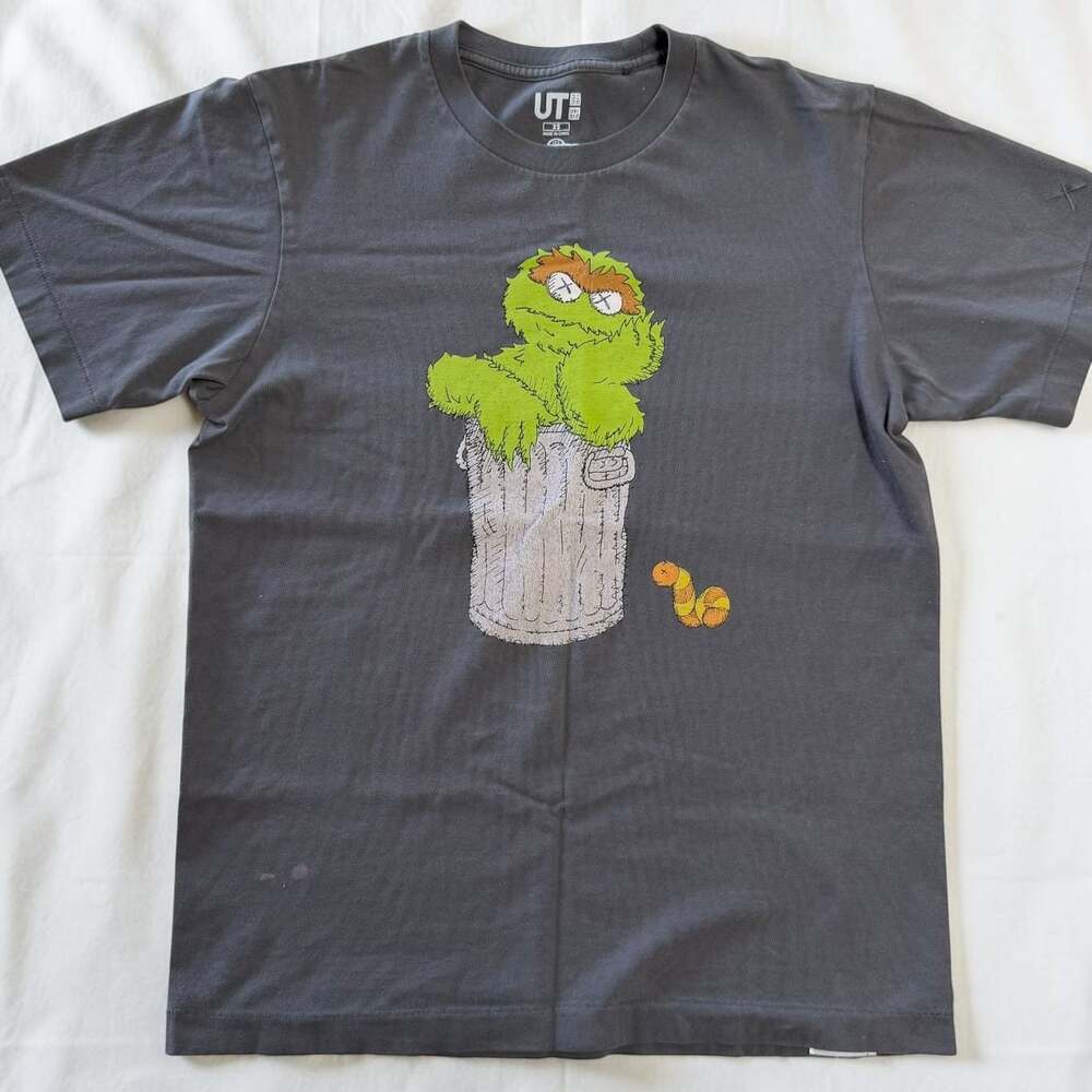 Uniqlo UT KAWS Sesame Street graphic tee 🔥
Oscar the Grouch trash can graphic